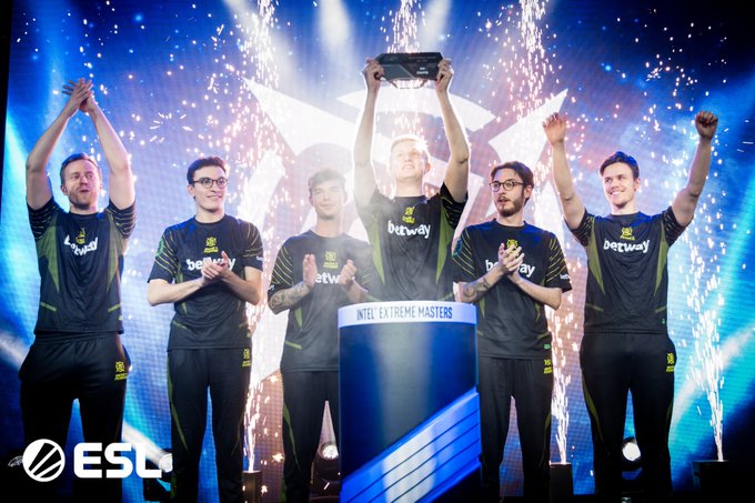 法与其背后 法与其背后